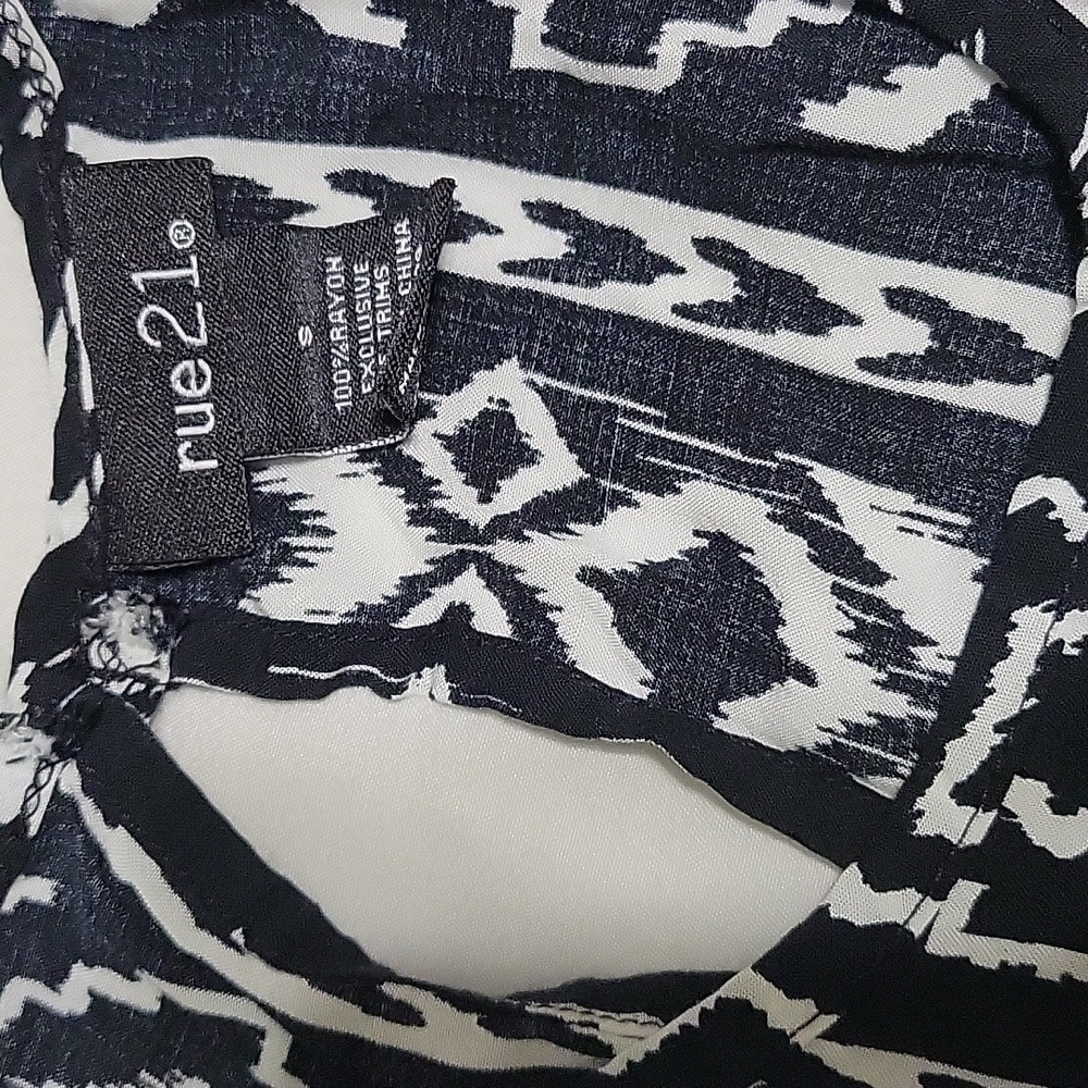 Patterned Tank Top - Picture 2 of 3